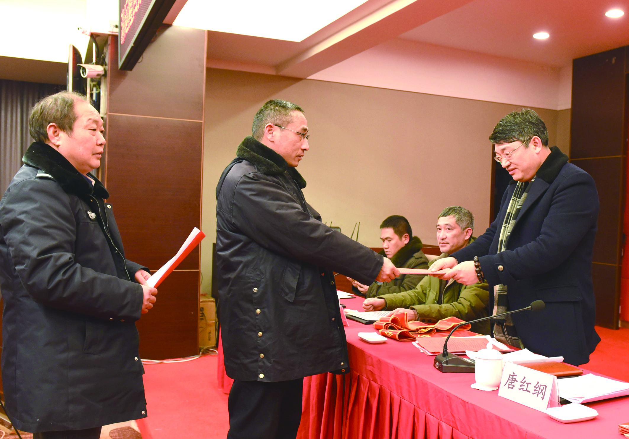 1月30日，隆回分公司召開2017年工作總結(jié)表彰大會暨2018年春運(yùn)工作動員大會。